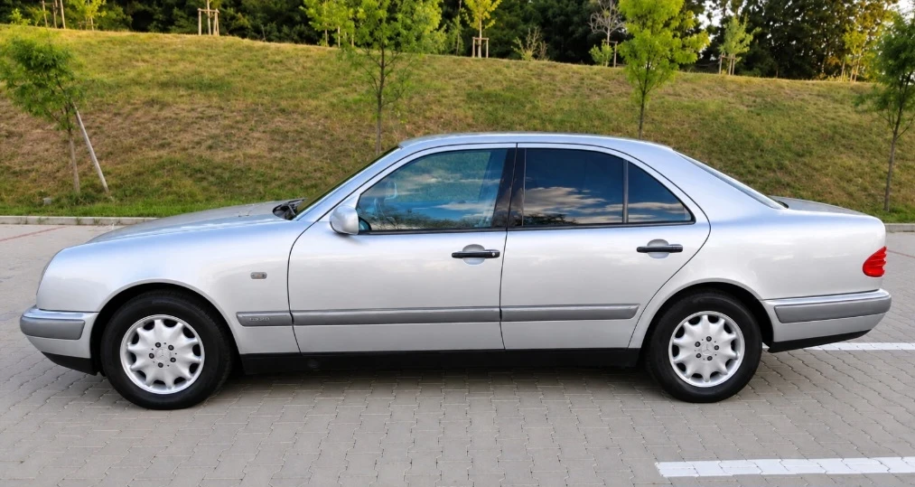 Mercedes-Benz 124 ТОП СЪСТОЯНИЕ ОБСЛУЖЕН без аналог БАРТЕР , снимка 3 - Автомобили и джипове - 56013096