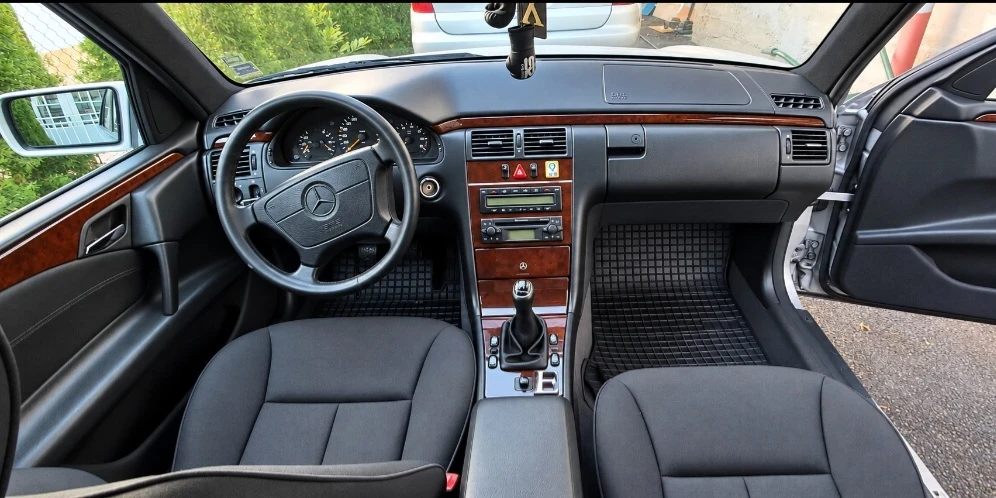 Mercedes-Benz 124 Е200 / УНИКАТ / ПЕРФЕКТЕН / , снимка 14 - Автомобили и джипове - 56013096