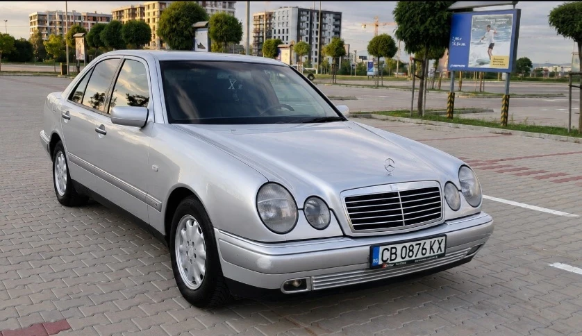 Mercedes-Benz E 200 Е200 УНИКАТ ! ТОП СЪСТОЯНИЕ ВСИЧКО ОБСЛУЖЕНО И ПЛА
