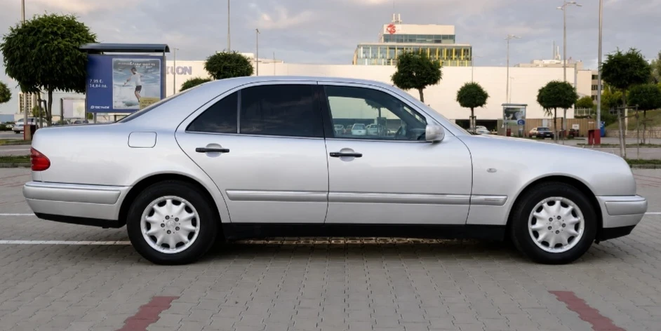 Mercedes-Benz E 200 Е200 УНИКАТ ! ТОП СЪСТОЯНИЕ ОБСЛУЖЕН без забележки, снимка 2 - Автомобили и джипове - 55671353