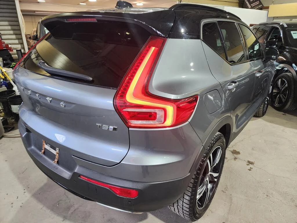 Volvo XC40 T5 R-Design AWD * 360 * ПОДГРЕВ * HARMAN KARDON * , снимка 6 - Автомобили и джипове - 54881237