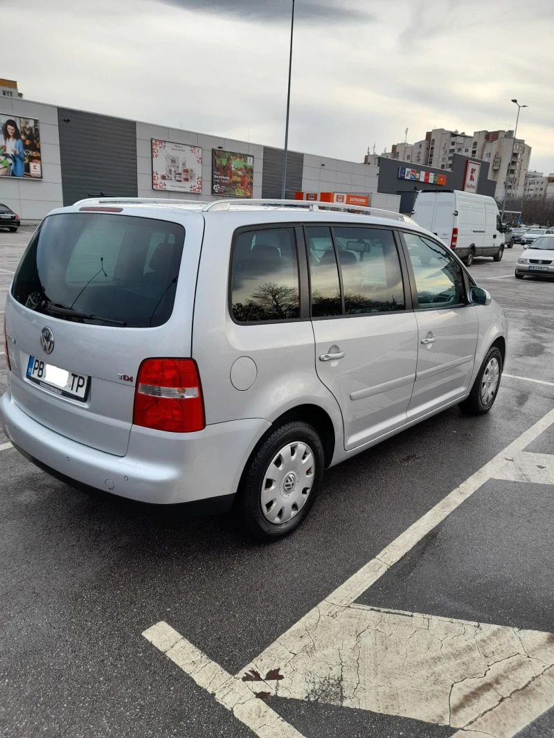 VW Touran 2.0 TDI, снимка 4 - Автомобили и джипове - 48488032