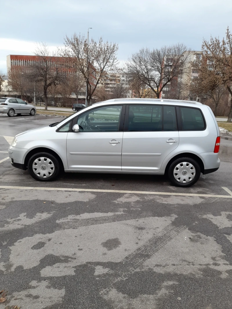 VW Touran 2.0 TDI, снимка 2 - Автомобили и джипове - 48488032