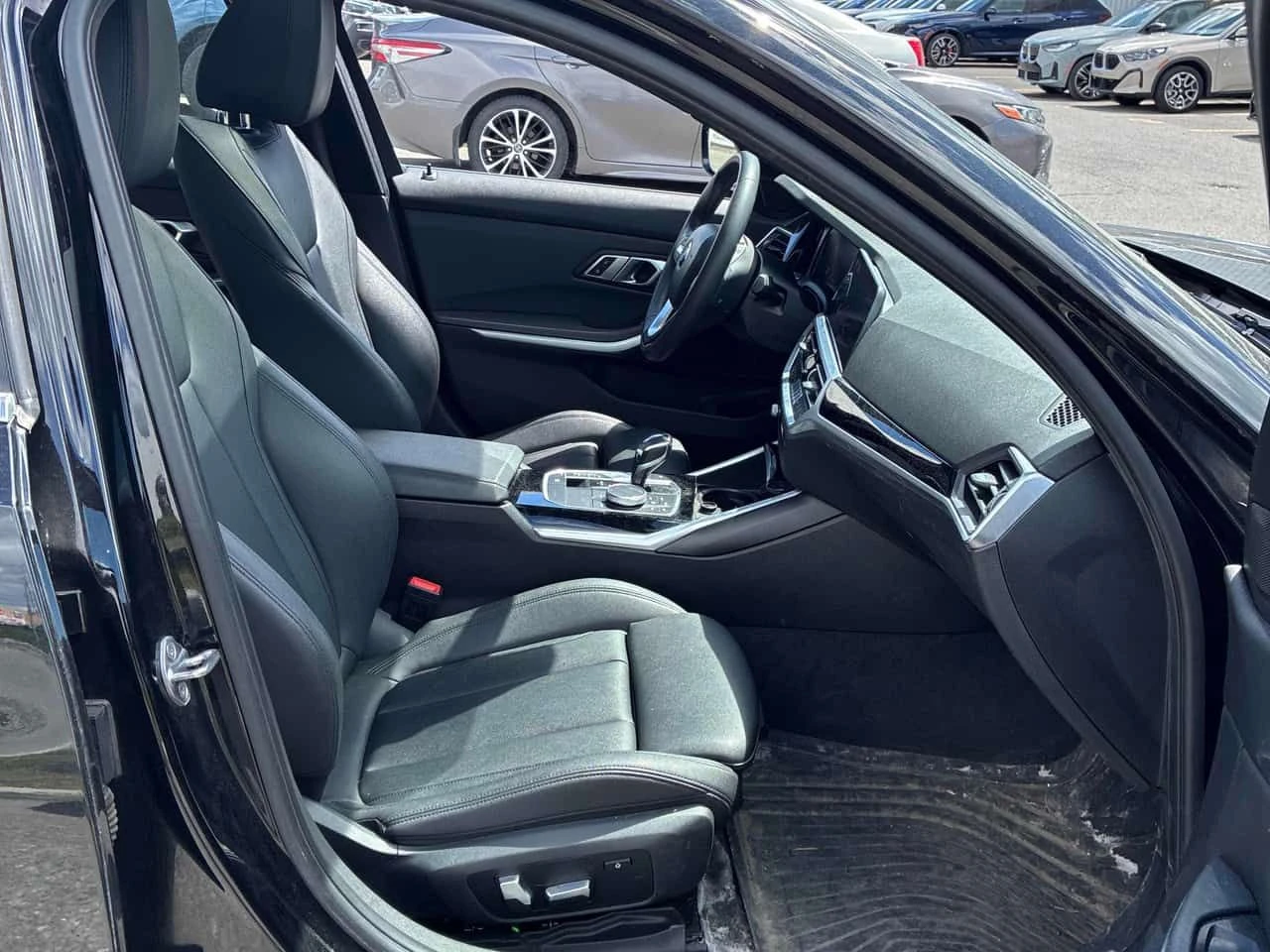 BMW 330 i xDrive/ПОДГРЕВИ/ШИБИДАХ, снимка 13 - Автомобили и джипове - 54461243
