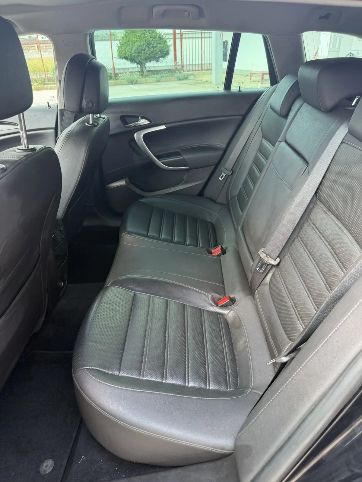 Opel Insignia 1.6 Sports Tourer , снимка 6 - Автомобили и джипове - 54797261