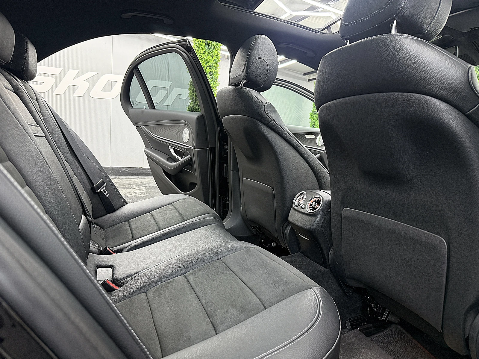 Mercedes-Benz E 400 4-MATIC/PANORAMA/AMG-line/СОБСТВЕН ЛИЗИНГ, снимка 10 - Автомобили и джипове - 54837312