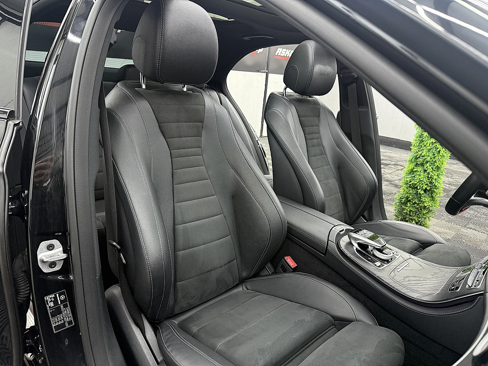 Mercedes-Benz E 400 4-MATIC/PANORAMA/AMG-line/СОБСТВЕН ЛИЗИНГ, снимка 13 - Автомобили и джипове - 54837312