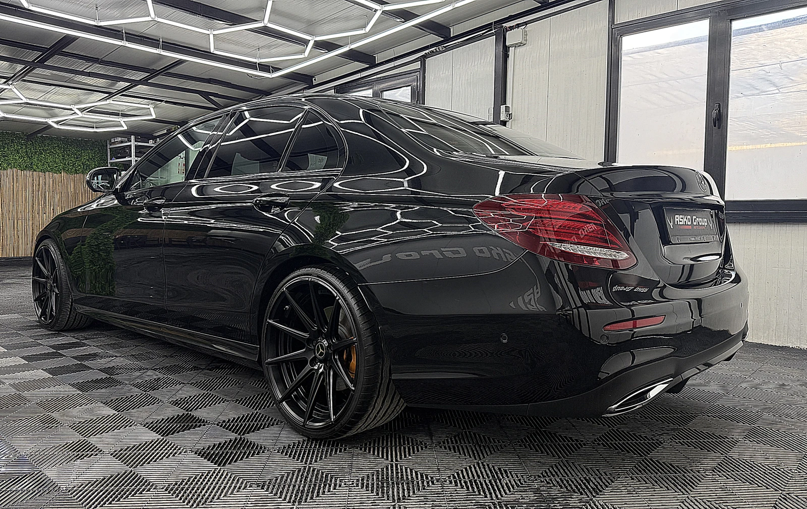 Mercedes-Benz E 400 4-MATIC/PANORAMA/AMG-line/СОБСТВЕН ЛИЗИНГ, снимка 4 - Автомобили и джипове - 54837312