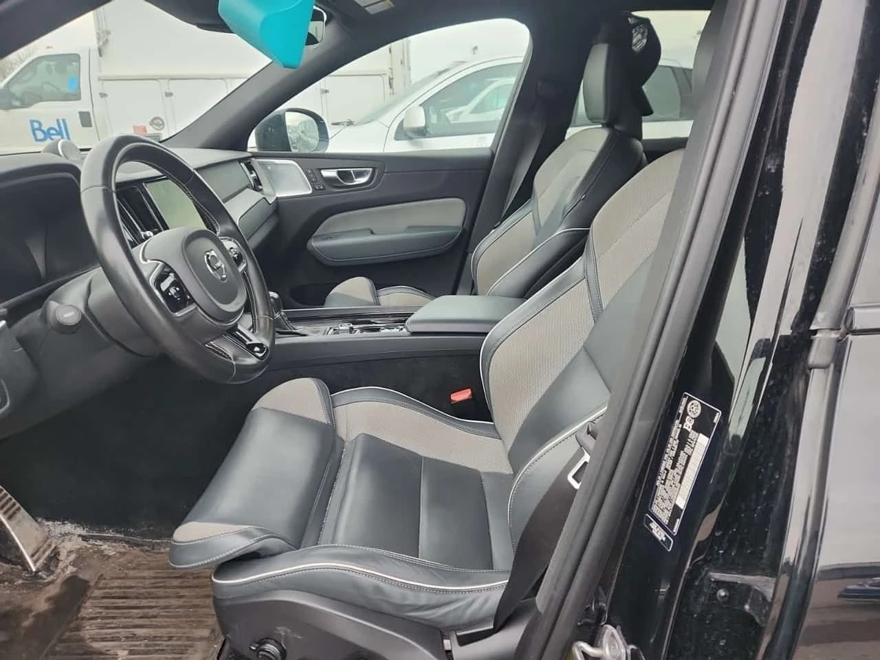 Volvo XC60 * R DESIGN * Bowers & Wilkins * Без инциденти * , снимка 9 - Автомобили и джипове - 53885699