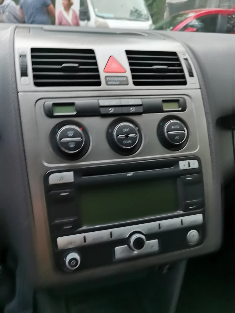 VW Touran 1.4 FSI, снимка 12 - Автомобили и джипове - 51950025