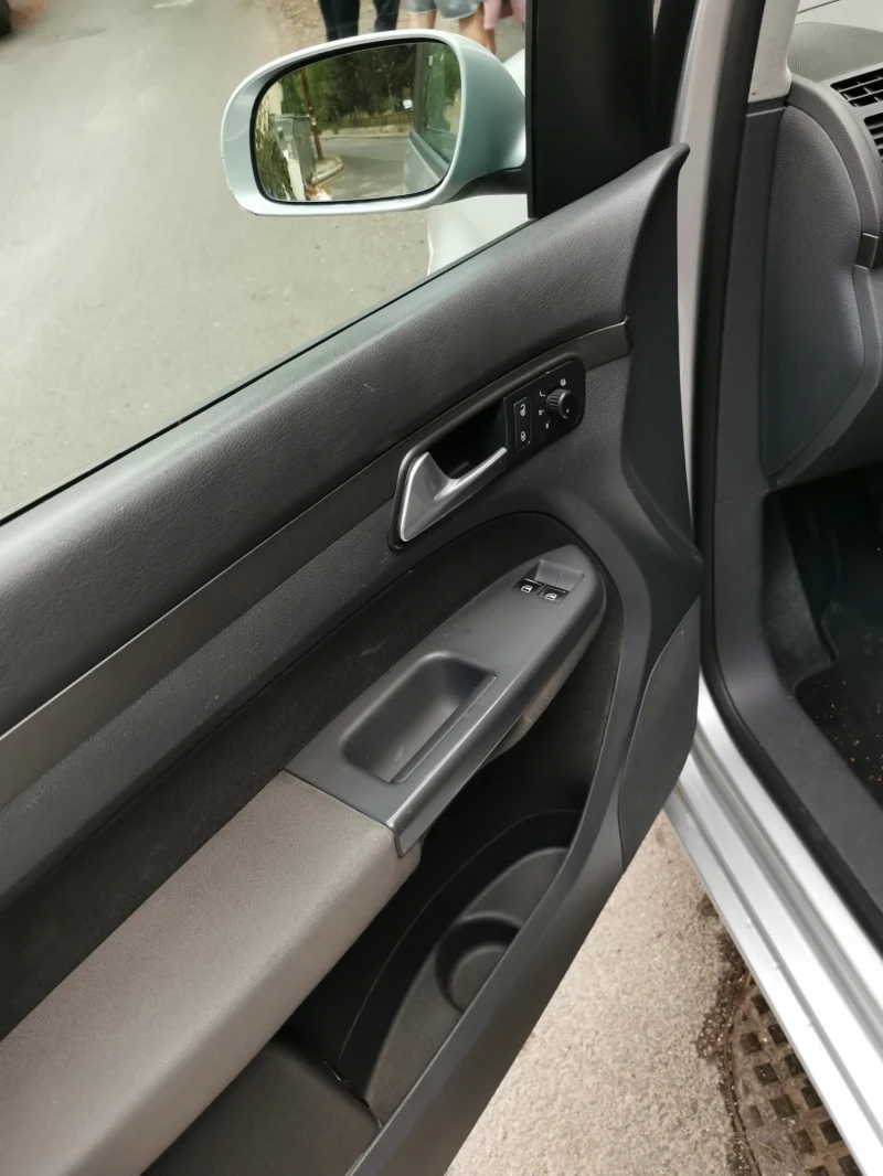 VW Touran 1.4 FSI, снимка 10 - Автомобили и джипове - 51950025