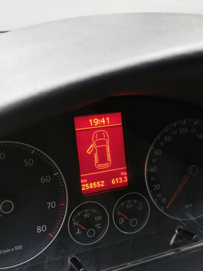 VW Touran 1.4 FSI, снимка 17 - Автомобили и джипове - 51950025