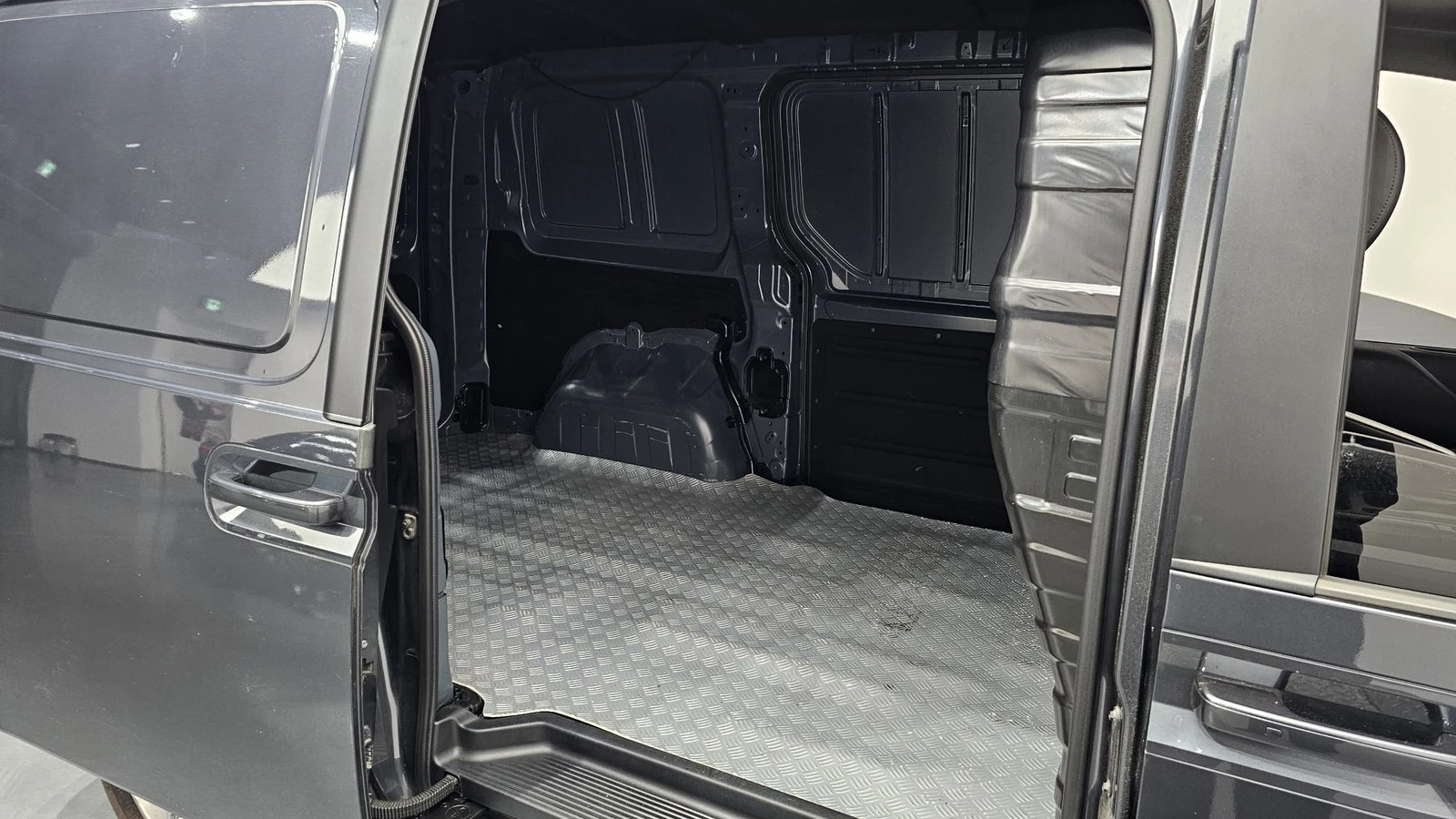 Hyundai Staria Modern* BLIND SPOT* ПОДГРЕВ ВОЛАН* КРАЙНА ЦЕНА, снимка 11 - Автомобили и джипове - 55367066