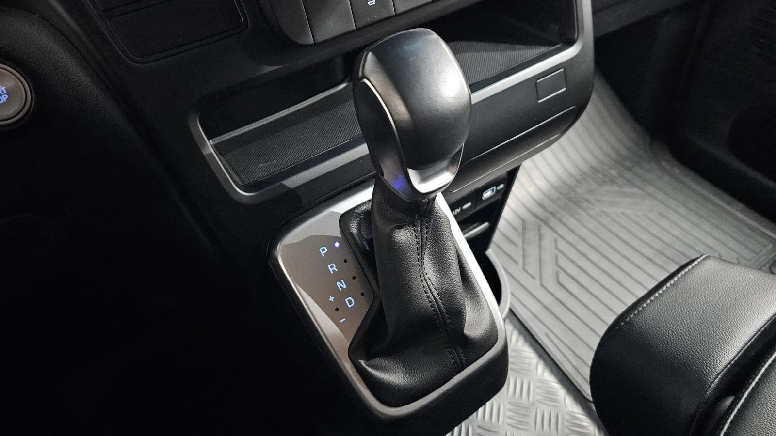 Hyundai Staria Modern* BLIND SPOT* ПОДГРЕВ ВОЛАН* КРАЙНА ЦЕНА, снимка 9 - Автомобили и джипове - 55367066