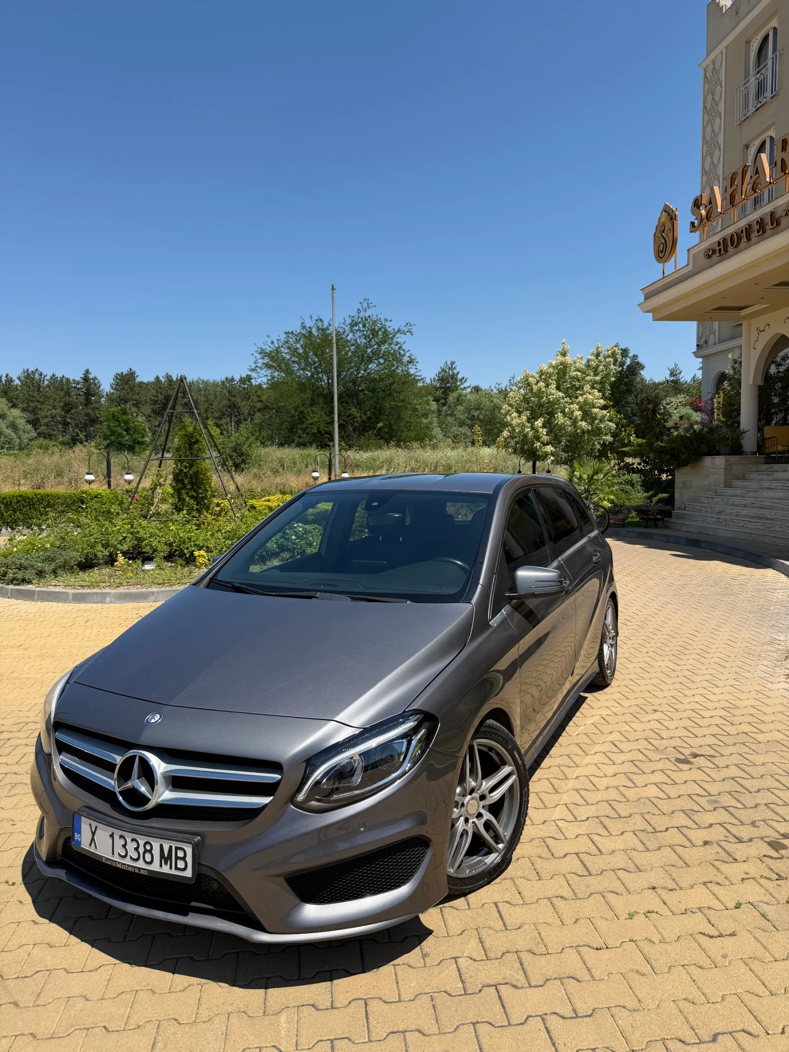 Mercedes-Benz B 180