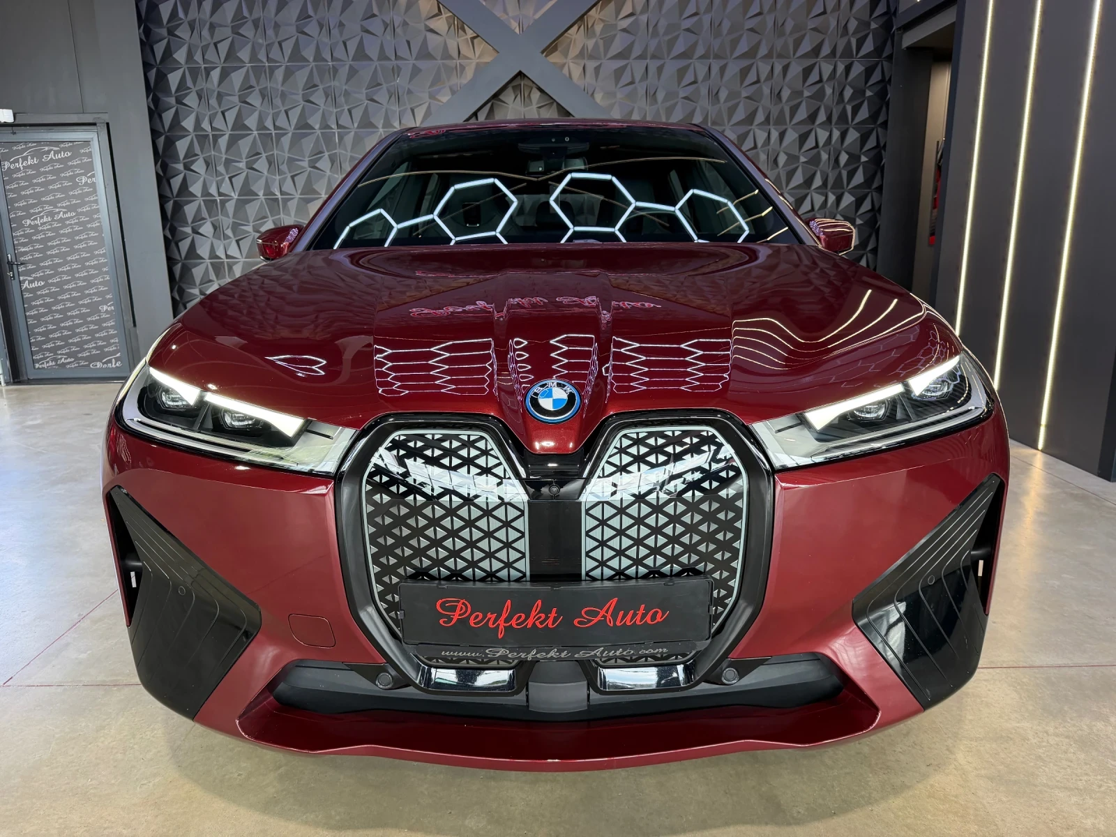 BMW iX 40 xDrive * HARMAN/KARDON* HEAD UP* M PACKET* 360 , снимка 2 - Автомобили и джипове - 56111633