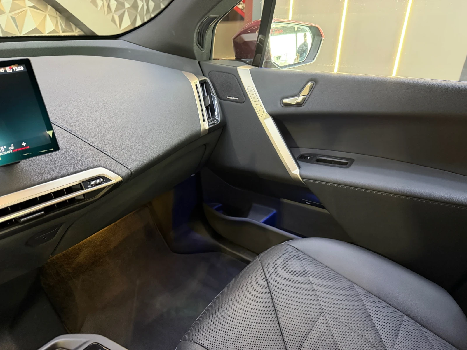 BMW iX 40 xDrive * HARMAN/KARDON* HEAD UP* M PACKET* 360 , снимка 9 - Автомобили и джипове - 56111633