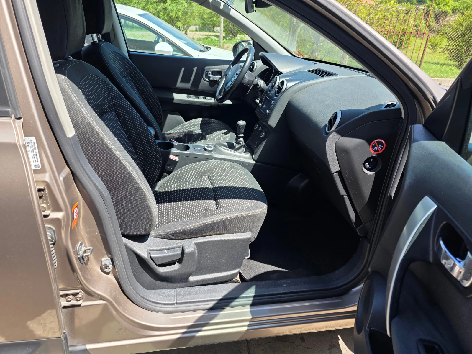 Nissan Qashqai 2.0I 4X4 172000km TOP - изображение 9
