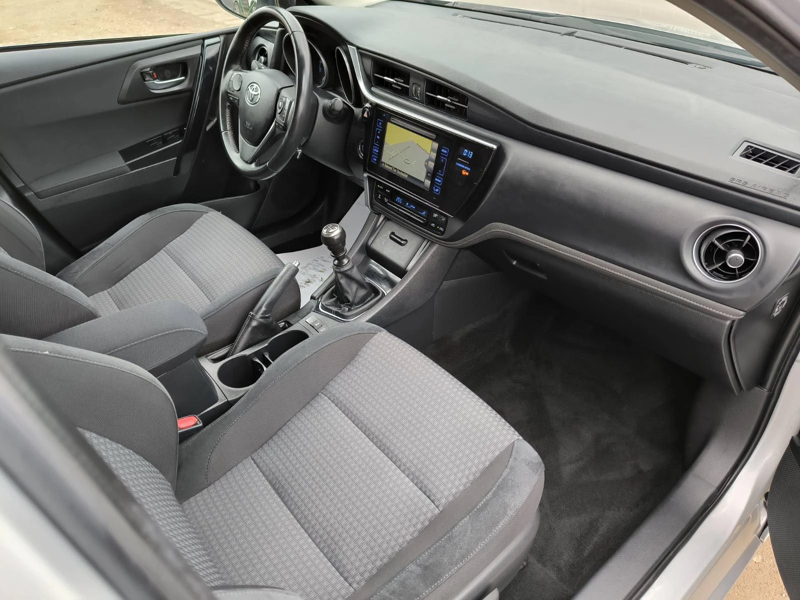 Toyota Auris 1.2I Turbo 16V Фейс  - изображение 9