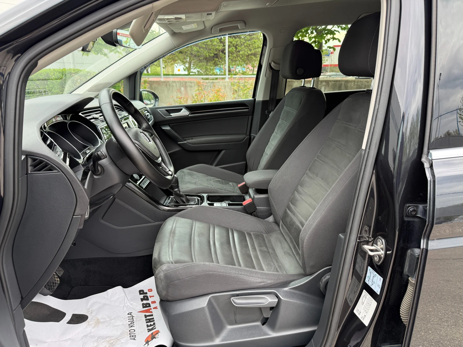 VW Touran, снимка 8 - Автомобили и джипове - 54471639