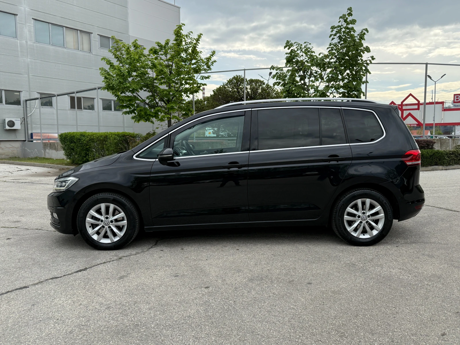 VW Touran, снимка 2 - Автомобили и джипове - 54471639