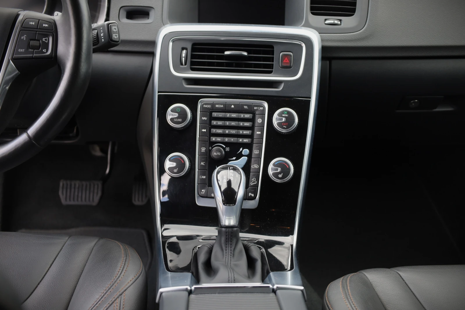 Volvo V60 Cross Country T5 AWD, снимка 11 - Автомобили и джипове - 55234834