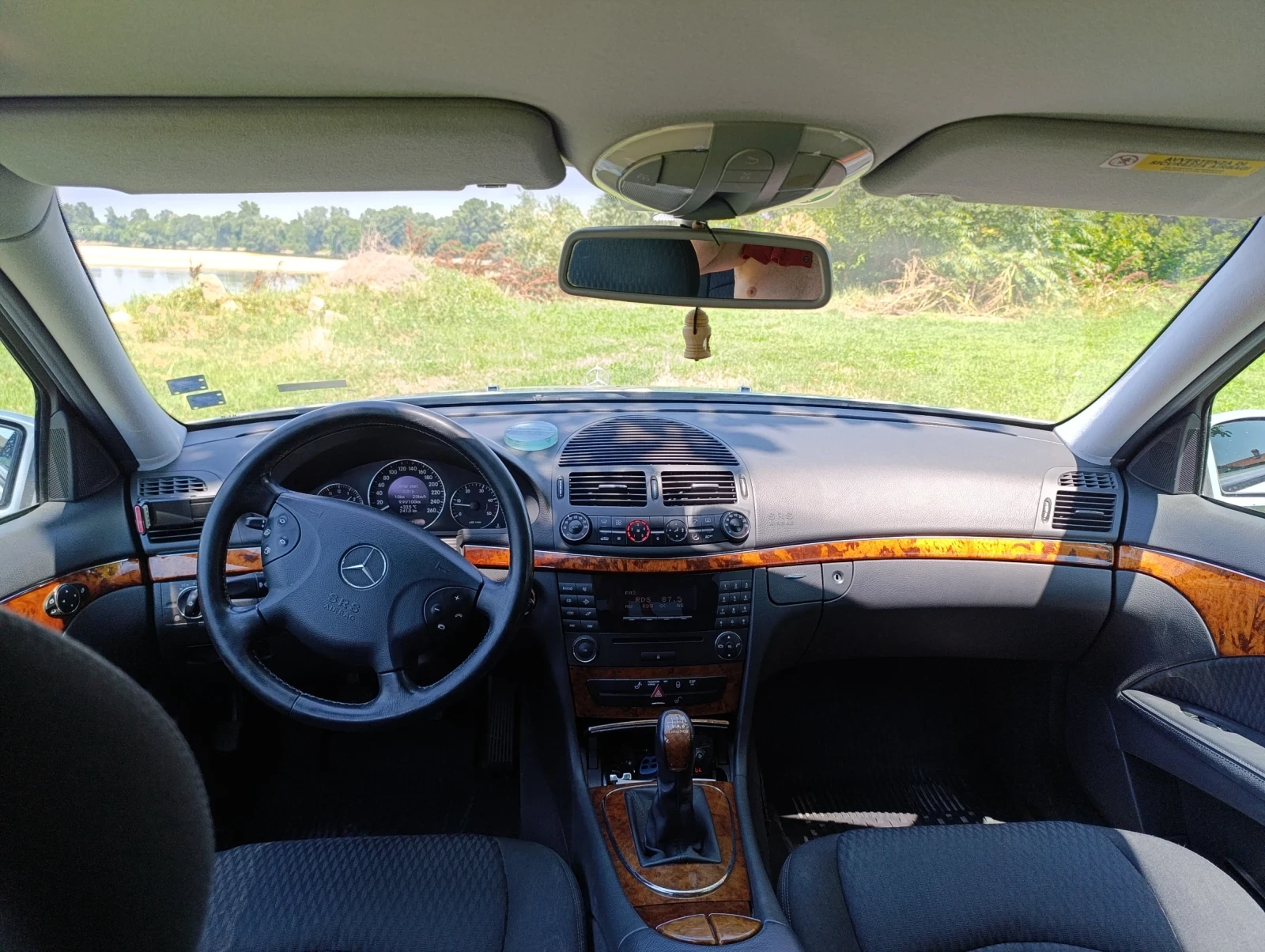 Mercedes-Benz E 220, снимка 8 - Автомобили и джипове - 55331811