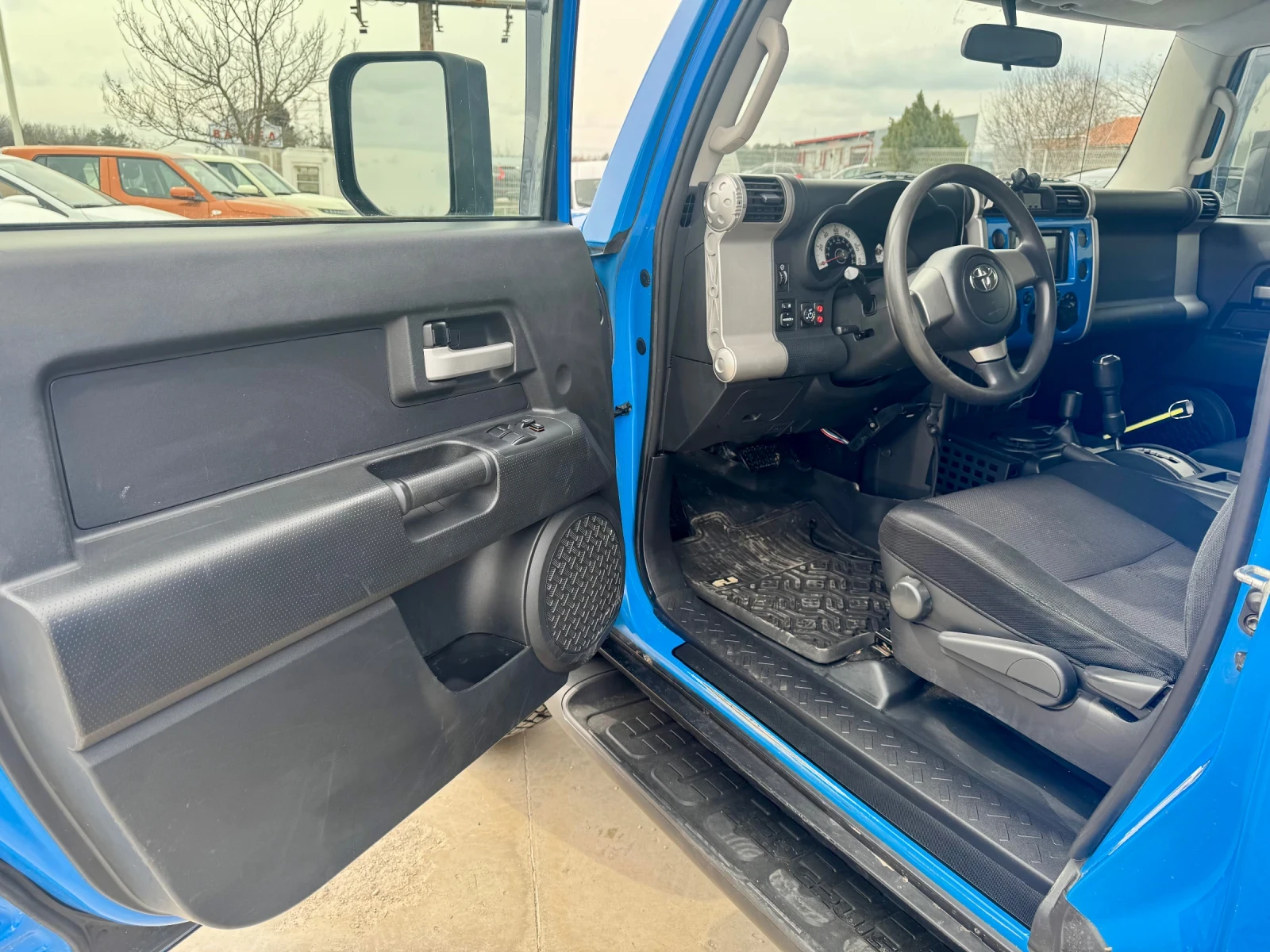 Toyota Fj cruiser Колата е в отлично състояние окачване EMU OLD MAN , снимка 11 - Автомобили и джипове - 53913660