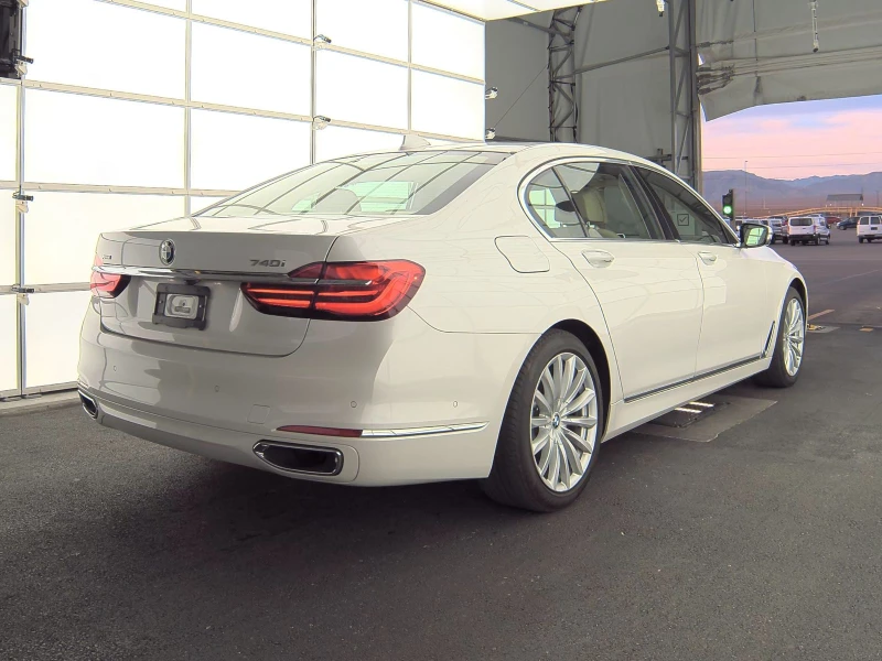 BMW 740 Xdrive* 360* headup* обдух* Harman* keyless* м.точ, снимка 9 - Автомобили и джипове - 48357585