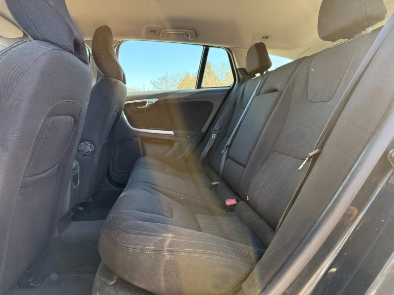 Volvo V60 1.6D4-климатроник-парктроник-мултимедия, снимка 10 - Автомобили и джипове - 52875484