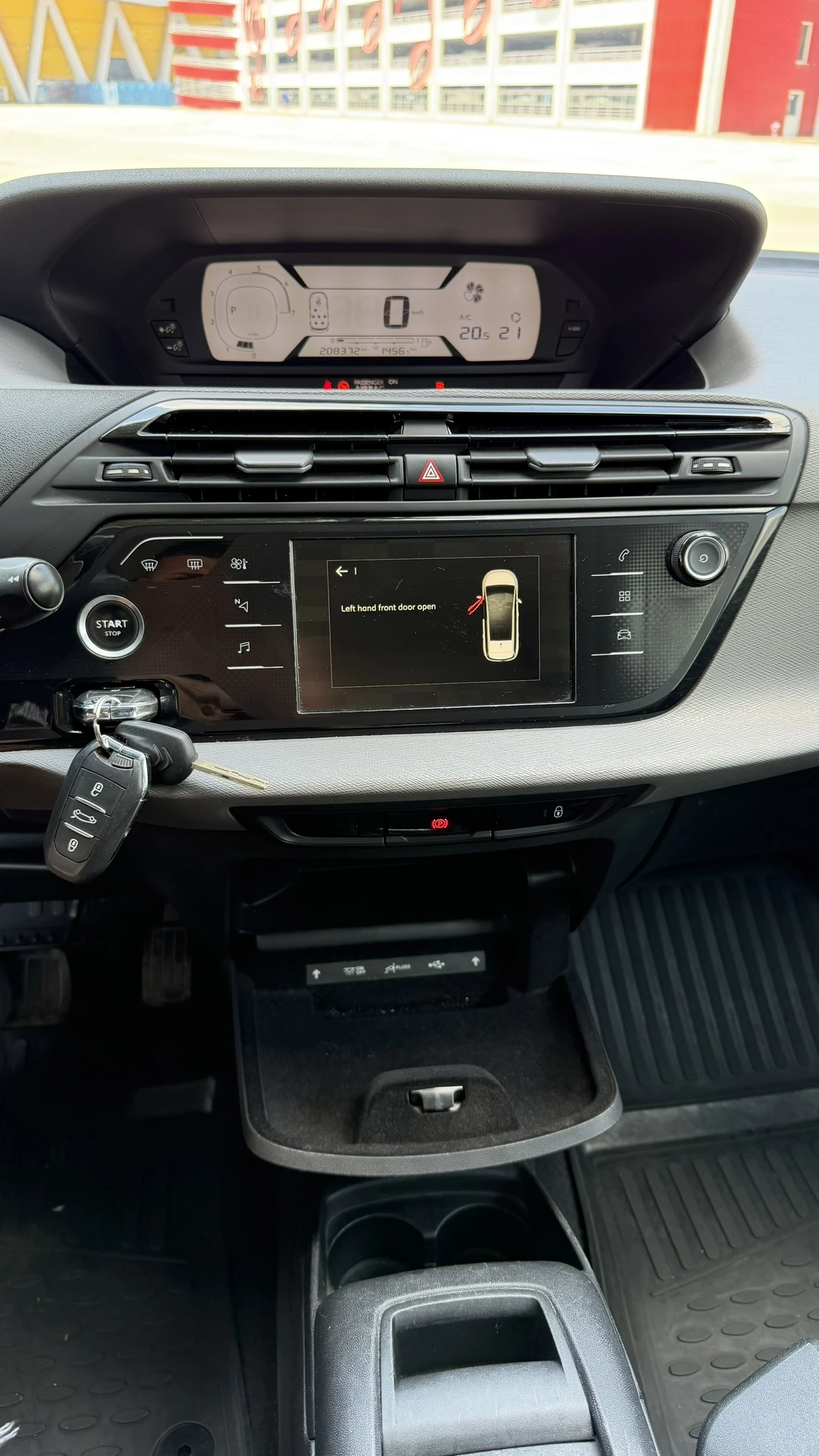 Citroen C4 BlueHDi 163 к.с. EAT8 7 Места Navi Keyless, снимка 15 - Автомобили и джипове - 54020593