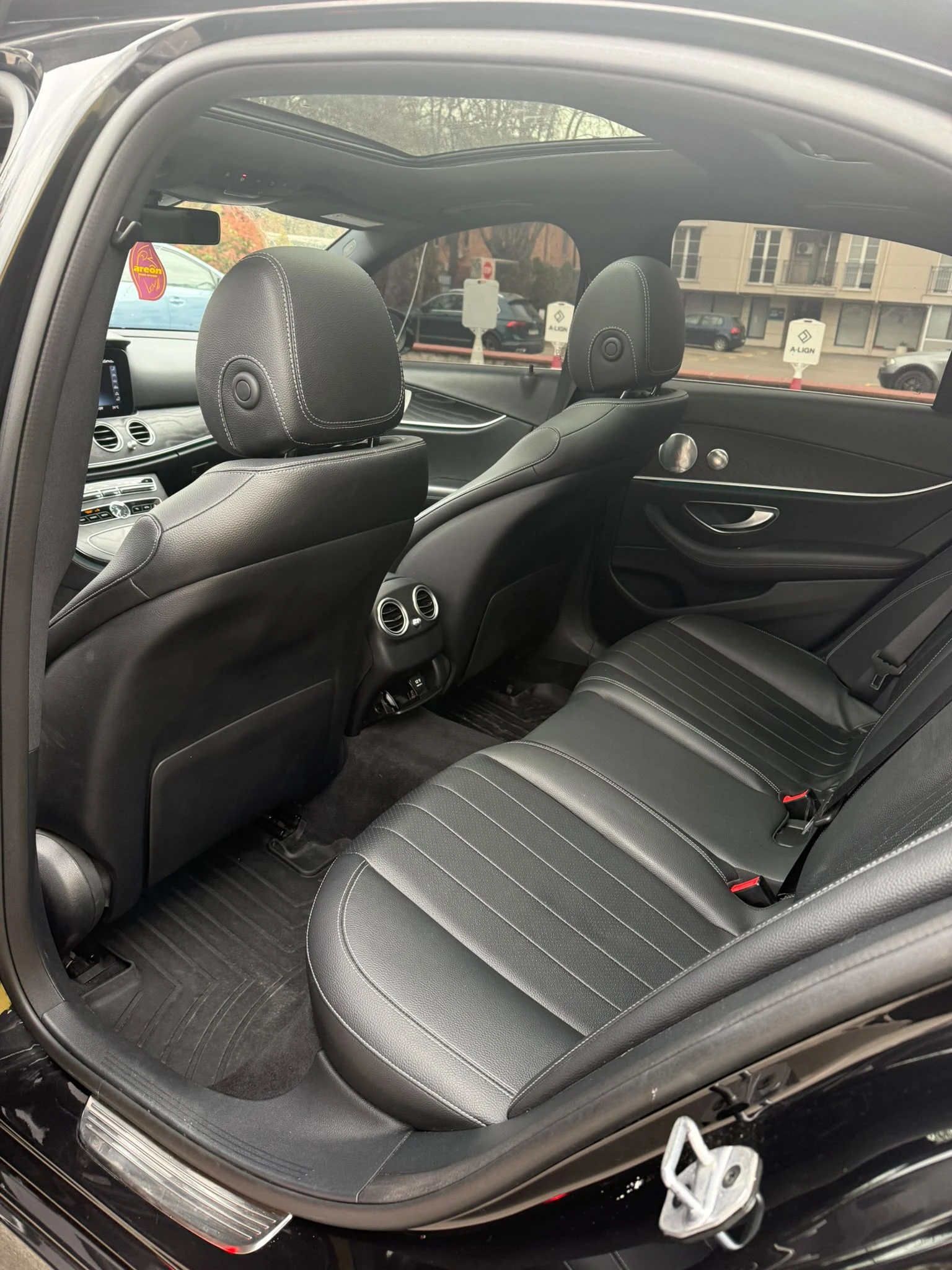 Mercedes-Benz E 300 4MATIC, снимка 10 - Автомобили и джипове - 56521121