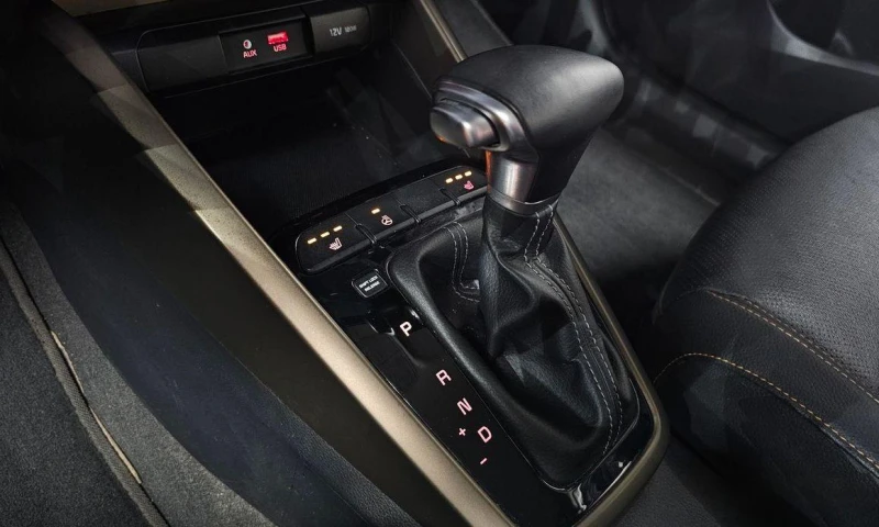 Kia Stonic Diesel 1.6 Prestige * НАЙ-ДОБРА ЦЕНА В БЪЛГАРИЯ* , снимка 8 - Автомобили и джипове - 52112597