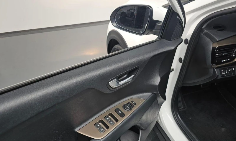 Kia Stonic Diesel 1.6 Prestige * НАЙ-ДОБРА ЦЕНА В БЪЛГАРИЯ* , снимка 12 - Автомобили и джипове - 52112597