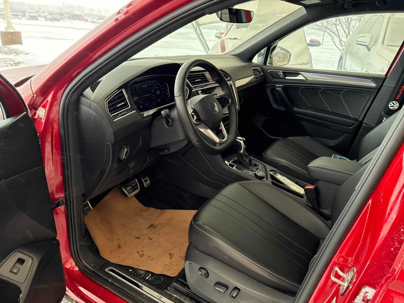 VW Tiguan R LINE BLACK EDITION С РЕГИСТРАЦИЯ & АВТО КРЕДИТ, снимка 8 - Автомобили и джипове - 53524379