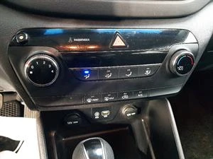 Hyundai Tucson, снимка 8 - Автомобили и джипове - 53930170