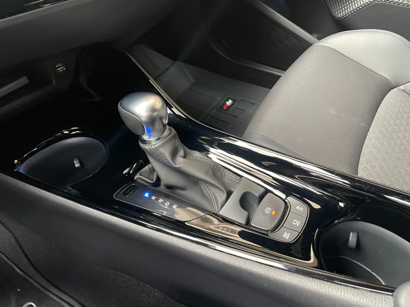 Toyota C-HR 1.8Hybrid e-CVT Club- � �������� | Mobile.bg � ����������� 13