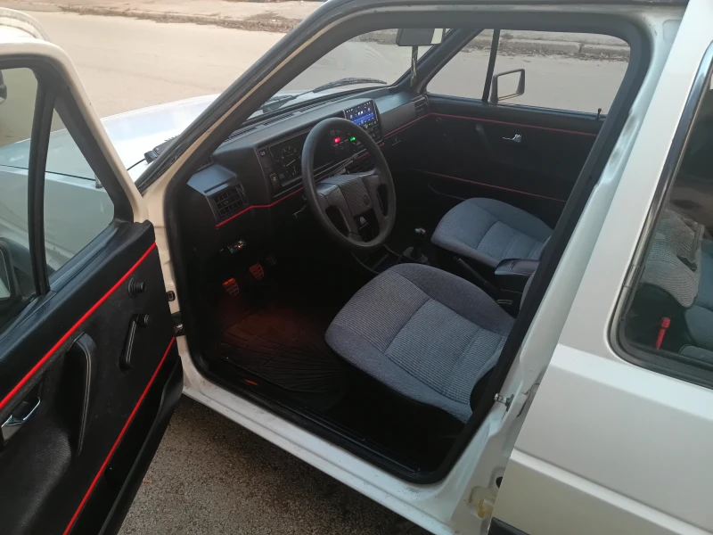 VW Golf 1.3     5 СКОРОСТИ, снимка 11 - Автомобили и джипове - 49089161