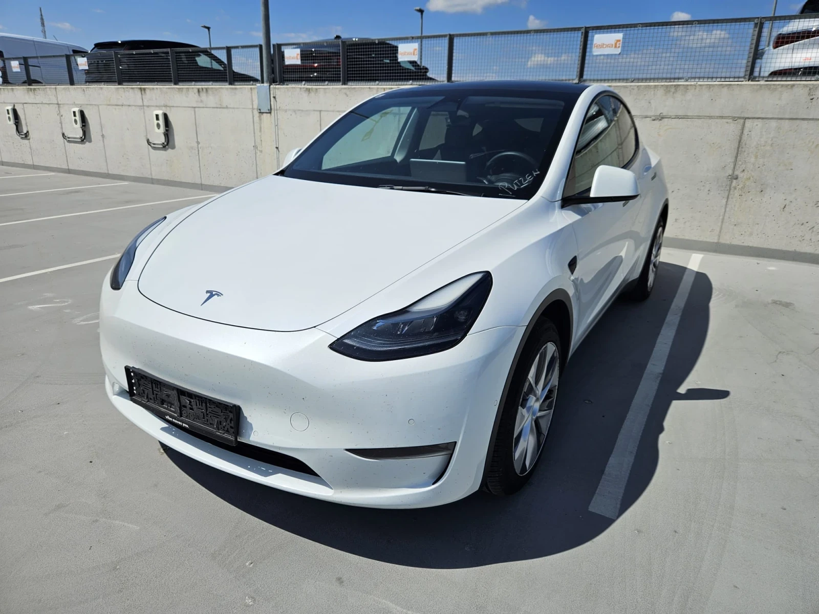 Tesla Model Y Tesla Model Y Long Range Dual Motor (AWD).