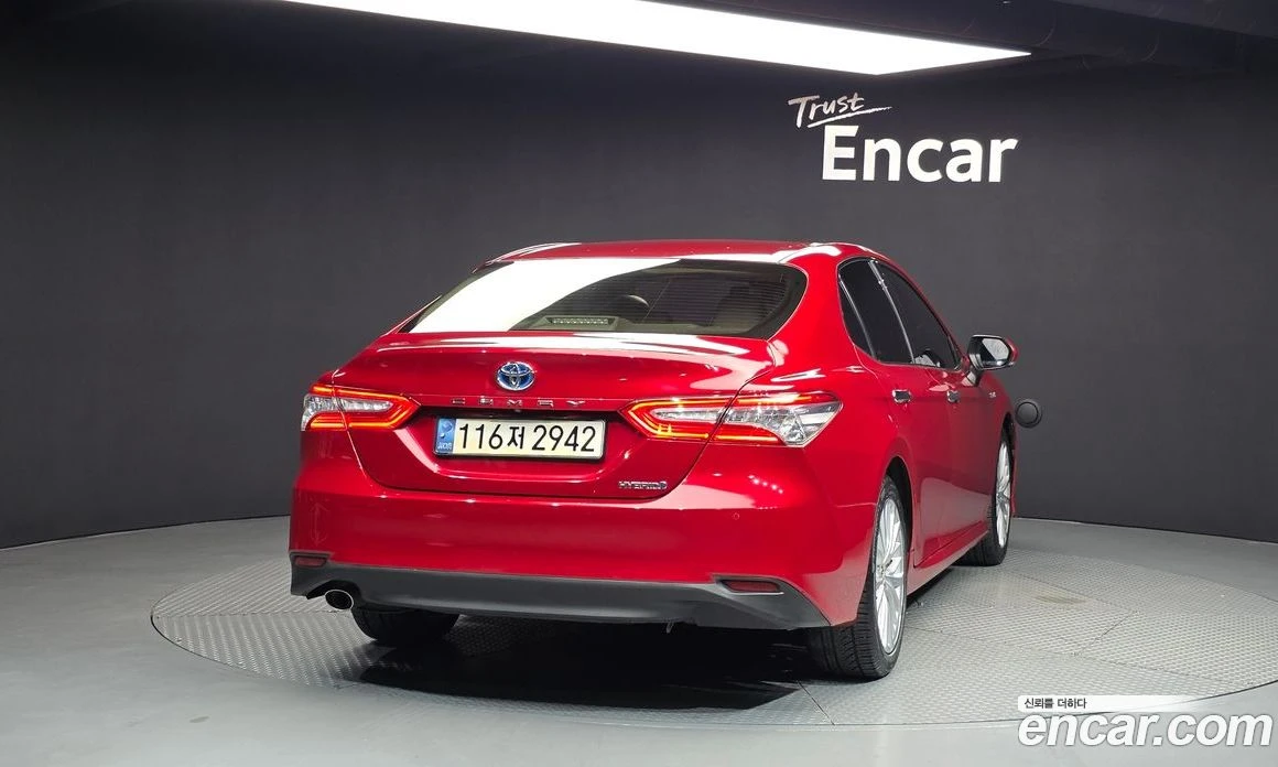 Toyota Camry 2.5 XLE Hybrid, снимка 4 - Автомобили и джипове - 56123290