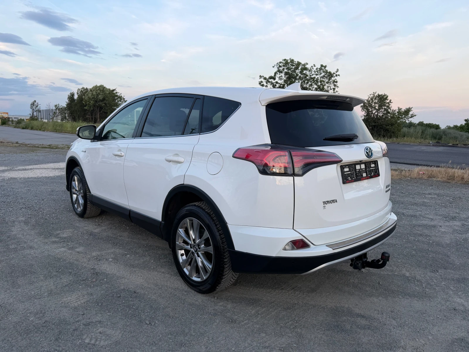 Toyota Rav4 PLATINUM 2.5 HYBRID / 4X4 / 360 КАМЕРА / ЕВРО6 , снимка 7 - Автомобили и джипове - 54655395
