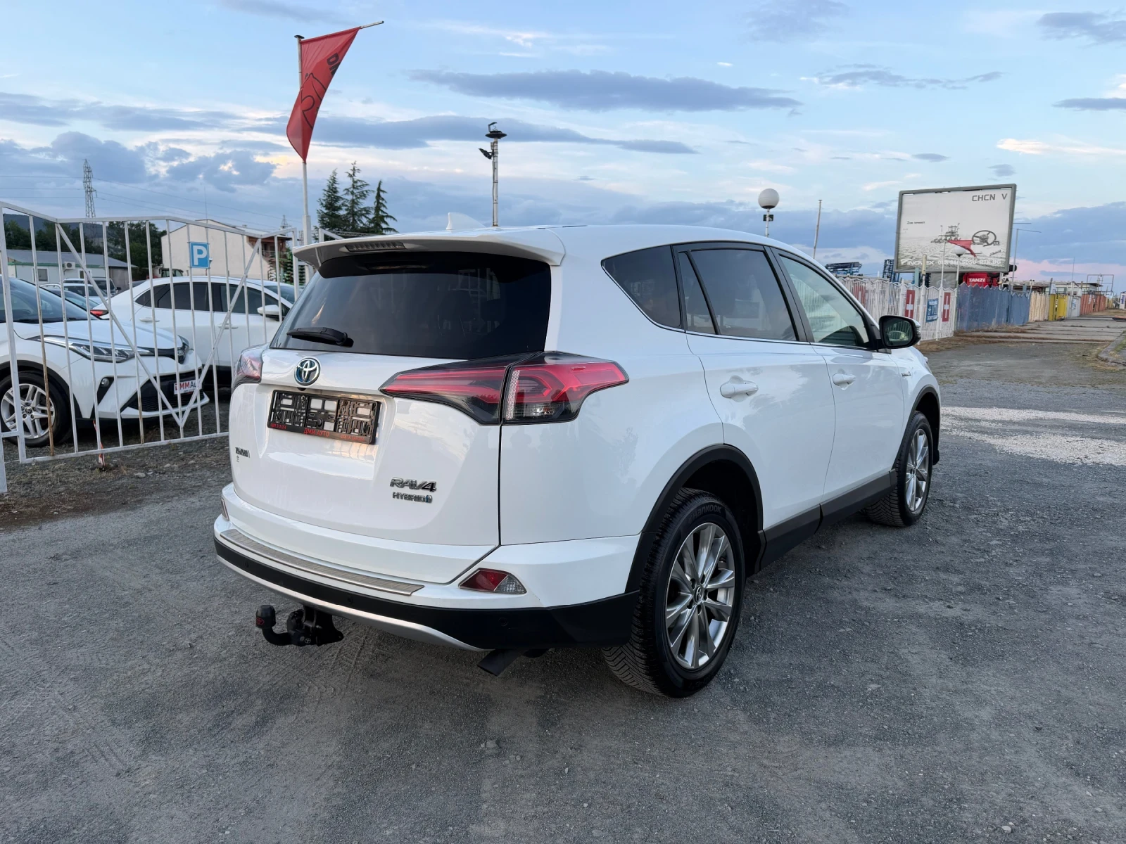 Toyota Rav4 PLATINUM 2.5 HYBRID / 4X4 / 360 КАМЕРА / ЕВРО6 , снимка 5 - Автомобили и джипове - 54655395