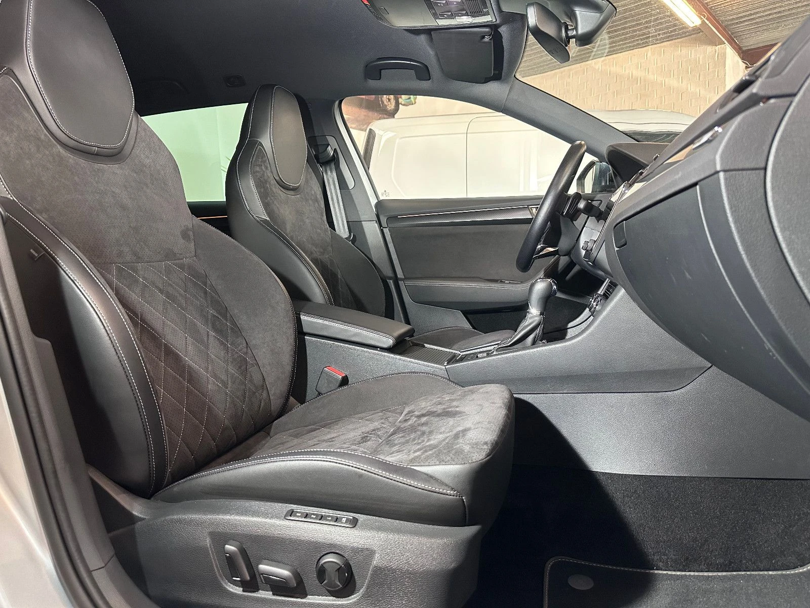 Skoda Superb 2.0 TDI 7 DSG Sportline - изображение 9