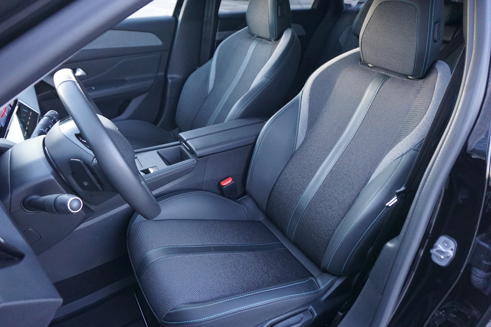 Peugeot 308 * 1.5 HDI* ALLURE* DISTRONIC* KEYLESS* CARPLAY*  - изображение 8