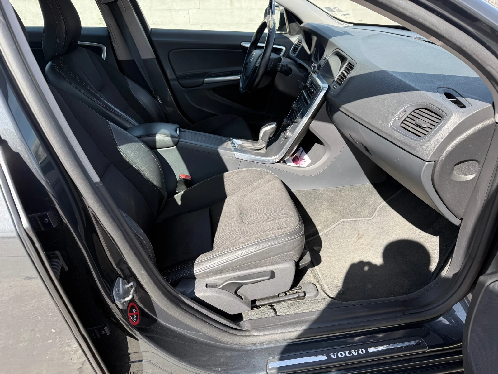 Volvo S60 2.0d D3 Топ състояние!!!, снимка 5 - Автомобили и джипове - 53754297