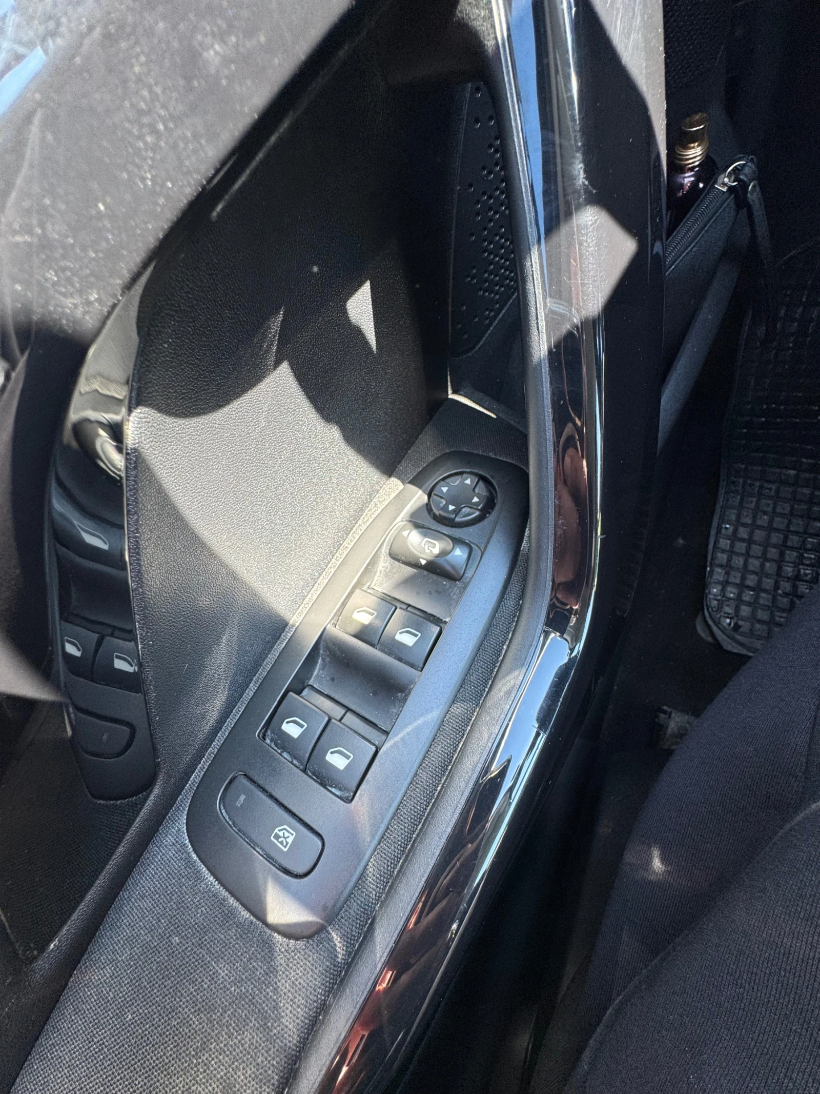 Peugeot 208, снимка 11 - Автомобили и джипове - 54111647