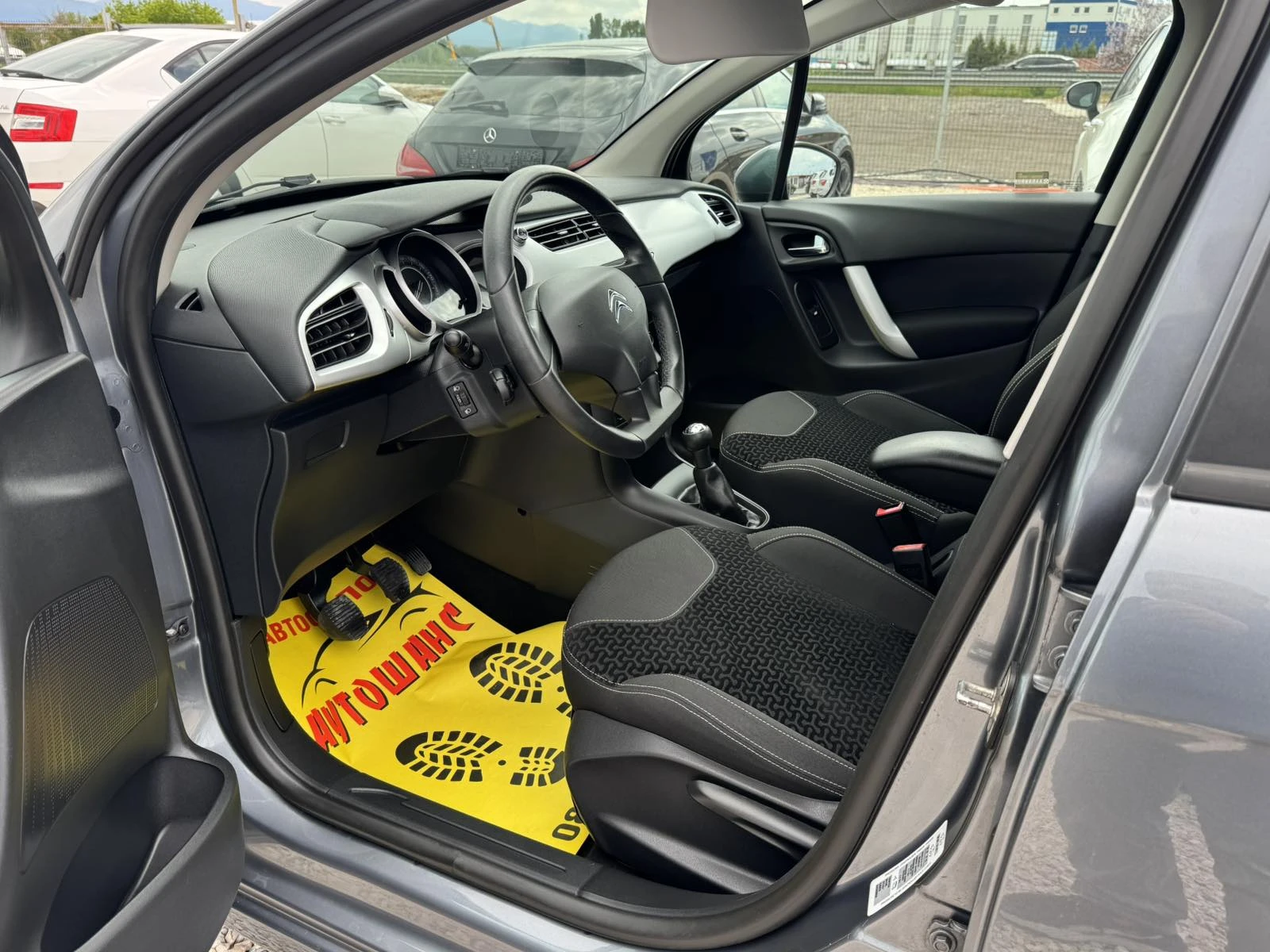 Citroen C3 1.4i 74ks, снимка 12 - Автомобили и джипове - 54389747