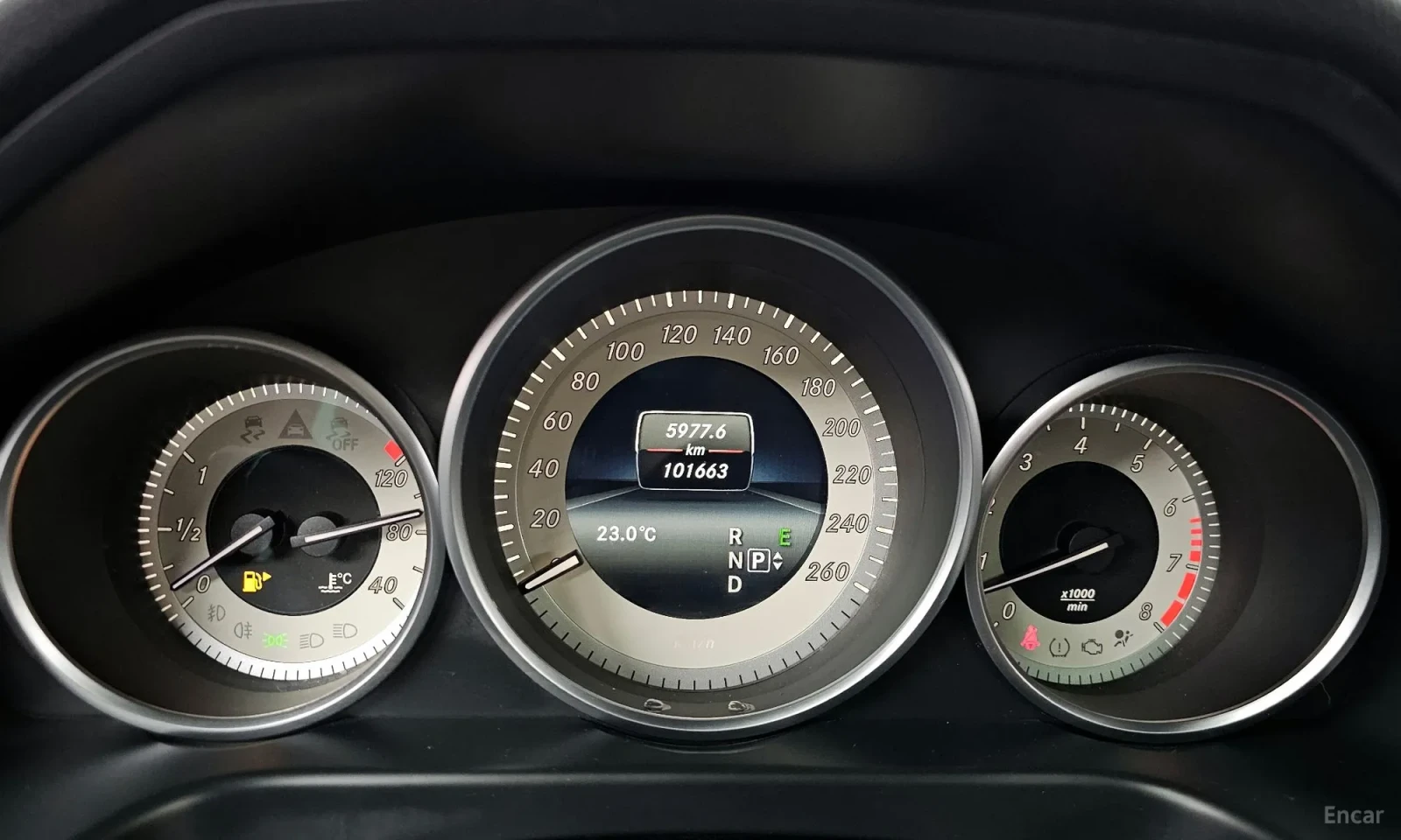 Mercedes-Benz E 300 AVANTGARDE* FACELIFT* 4MATIC* PANO* KEYLESS* 10000, снимка 8 - Автомобили и джипове - 55055802