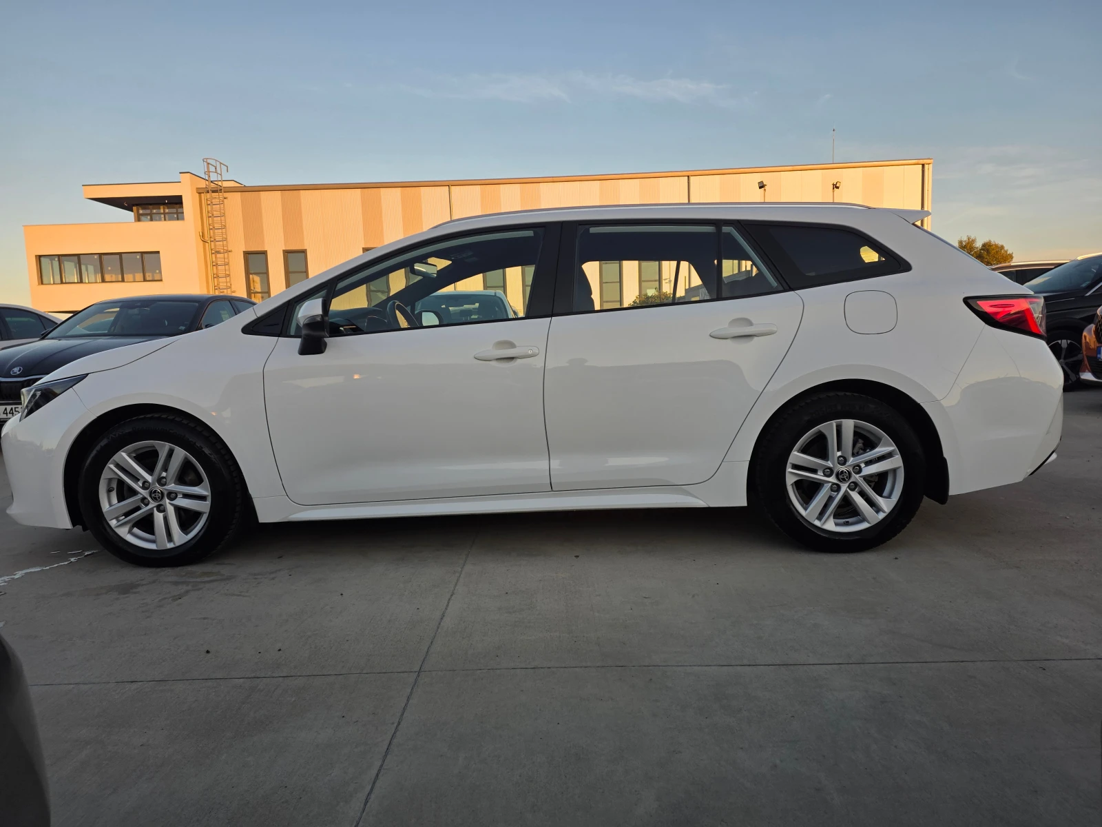 Toyota Corolla 1, 8 HYBRID A/T 122�� | Mobile.bg � ����������� 2