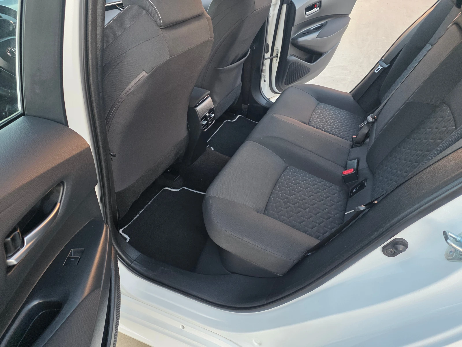 Toyota Corolla 1, 8 HYBRID A/T 122�� | Mobile.bg � ����������� 12